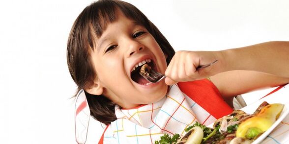 дитина їсть овочі на дієті при панкреатиті